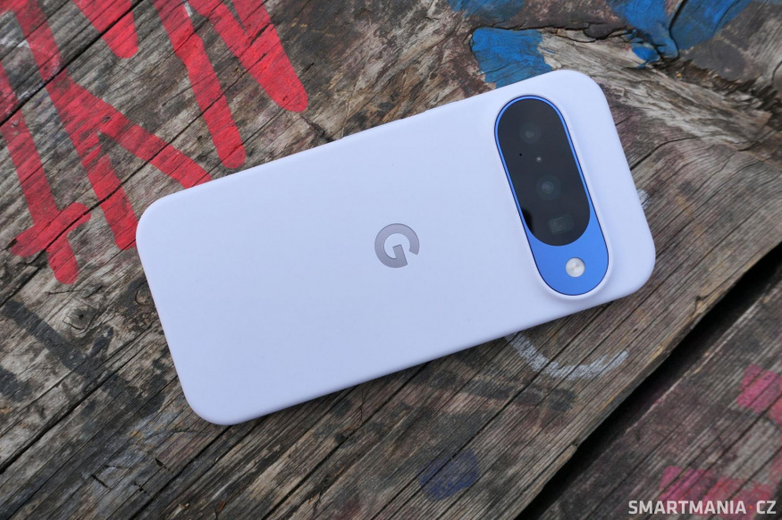 Google Pixel 10 nijak netopí, dostal jsem z něj maximálně 40,6 °C, které přes šmoulový kryt ani nebyly cítit