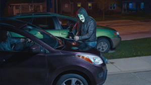 Hacker při krádeži auta (ilustrační obrázek)