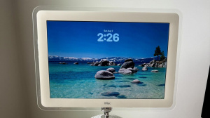 Počítač iMac G4 s operačním systémem macOS 26 a designovým jazykem Liquid Glass