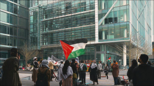 Protestující s palestinskou vlajkou před sídlem Microsoftu (ilustrační obrázek)