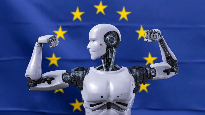 Humanoidní robot ukazující svaly před vlajkou Evropské unie (ilustrační obrázek)