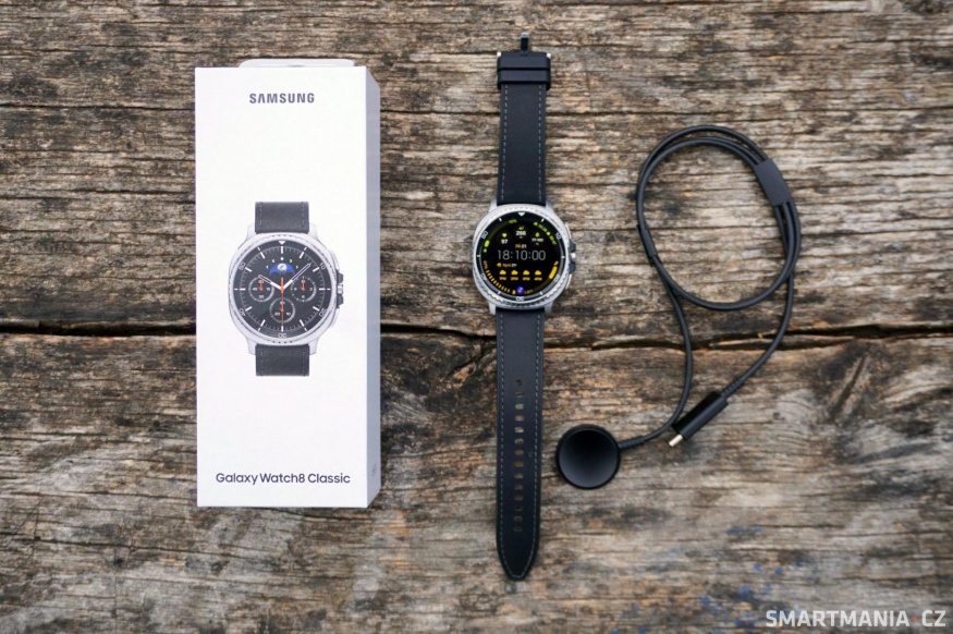 Nabíječku si s sebou zvykněte nosit, přes reverzní bezdrátové nabíjení z mobilu se hodinky Samsung Galaxy Watch 8 Classic nenabijí.