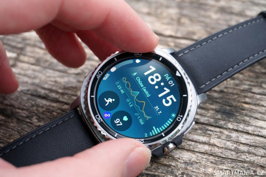 Luneta na Watch 8 Classic je extrémně příjemná, nechápu, že ji Samsung na jednu generaci vynechal