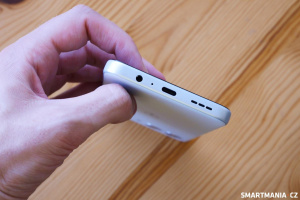 Dole se nachází i retro 3,5mm audiojack