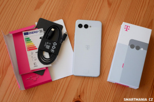 V balení se nachází ještě USB-C kabel, energoštítek a také kupon na 18 měsíců Perplexity Pro
