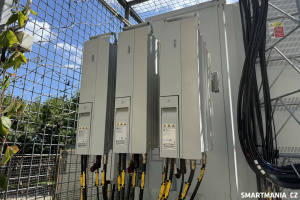 Pohled na radiové jednotky (RRU) značky Huawei, které jsou klíčovou součástí infrastruktury mobilní sítě