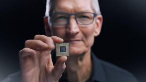 Tim Cook držící čipset v ruce (ilustrační obrázek)
