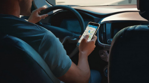 Navigace Waze na chytrém telefonu v autě (ilustrační obrázek)
