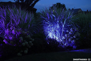 Osvětlení zahrady realizované skrze venkovní světla Govee Flood Lights 2 & Govee Outdoor Spotlight 2