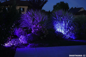 Osvětlení zahrady realizované skrze venkovní světla Govee Flood Lights 2 & Govee Outdoor Spotlight 2