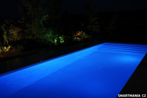 Osvětlení zahrady realizované skrze venkovní světla Govee Flood Lights 2 & Govee Outdoor Spotlight 2