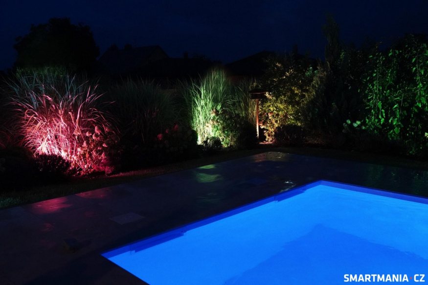 Osvětlení zahrady realizované skrze venkovní světla Govee Flood Lights 2 & Govee Outdoor Spotlight 2
