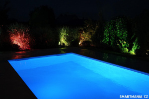 Osvětlení zahrady realizované skrze venkovní světla Govee Flood Lights 2 & Govee Outdoor Spotlight 2