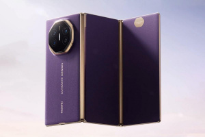 Huawei Mate XTs ve fialové abrvě