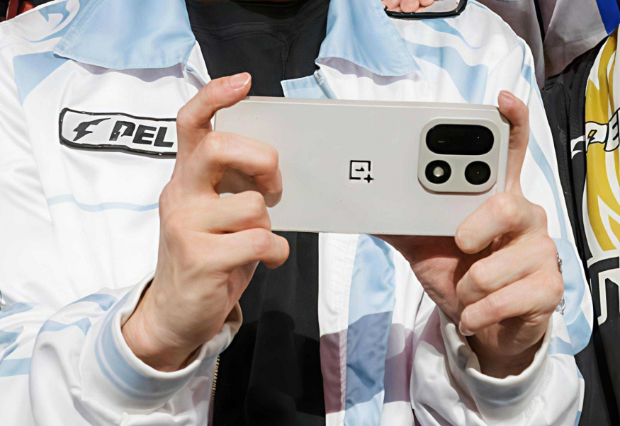 Oneplus 15 v pískovcové barvě