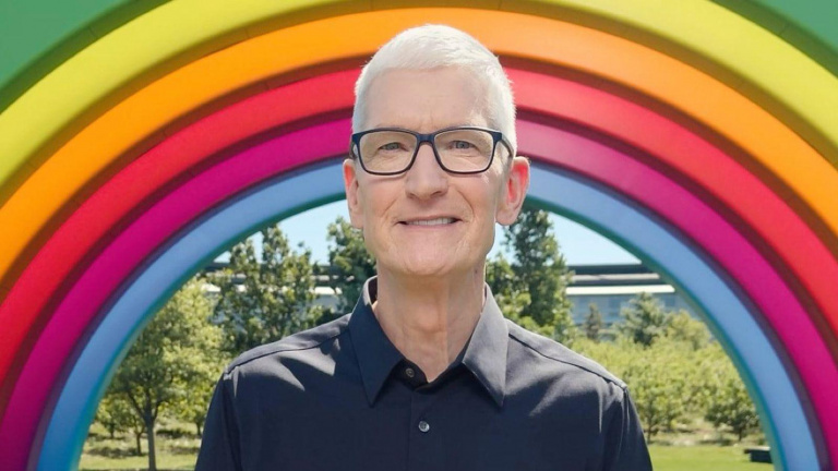 Tim Cook s duhou v pozadí