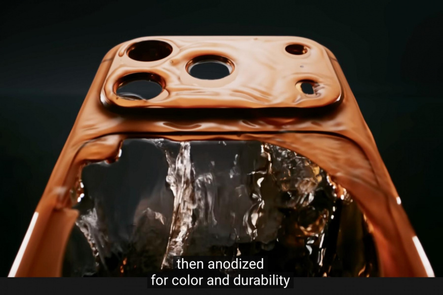 Záběr z představovacího videa iPhonu 17 Pro: „Materiál byl anodizován pro lepší barvu a odolnost“