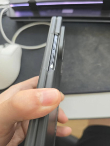 Odlupující se barva z Galaxy Z Fold 7