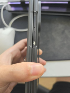 Odlupující se barva z Galaxy Z Fold 7