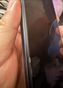 Odlupující se barva z Galaxy Z Fold 7