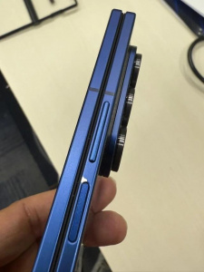 Odlupující se barva z Galaxy Z Fold 7