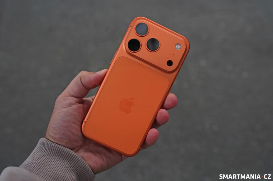 iPhone 17 Pro v oranžové barvě iPhone 17 Pro v oranžové barvě