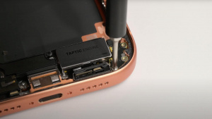 Rozebraný iPhone 17 Pro serverem iFixit