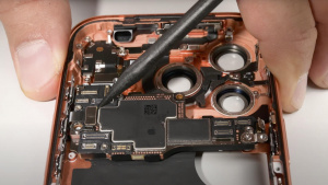Rozebraný iPhone 17 Pro serverem iFixit