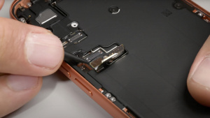 Rozebraný iPhone 17 Pro serverem iFixit