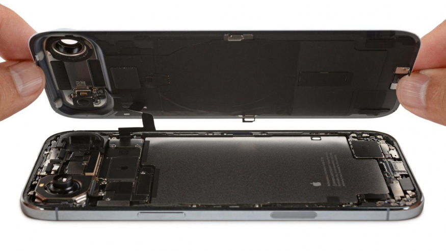 Rozebraný iPhone Air serverem iFixit