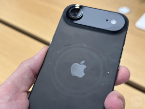 Škrábance na iPhone Air