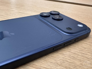Škrábance na iPhone 17 Pro