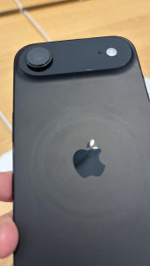 Držáky na iPhone 17 v obchodech Apple Store