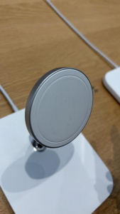 Držáky na iPhone 17 v obchodech Apple Store