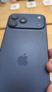 Držáky na iPhone 17 v obchodech Apple Store
