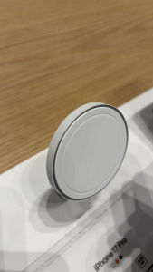 Držáky na iPhone 17 v obchodech Apple Store