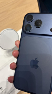 Držáky na iPhone 17 v obchodech Apple Store