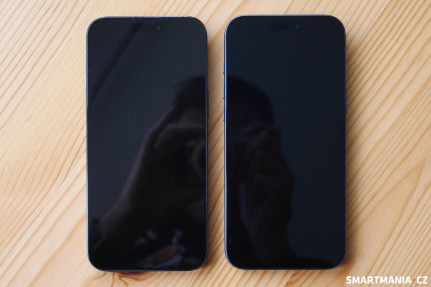 Vlevo iPhone 16 Pro Max, vpravo iPhone 17 Pro Max s antireflexní úpravou