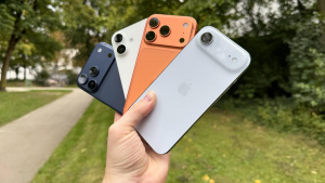 Celá rodina iPhone 17: zleva iPhone 17 Pro Max, iPhone 17, iPhone 17 Pro a iPhone Air