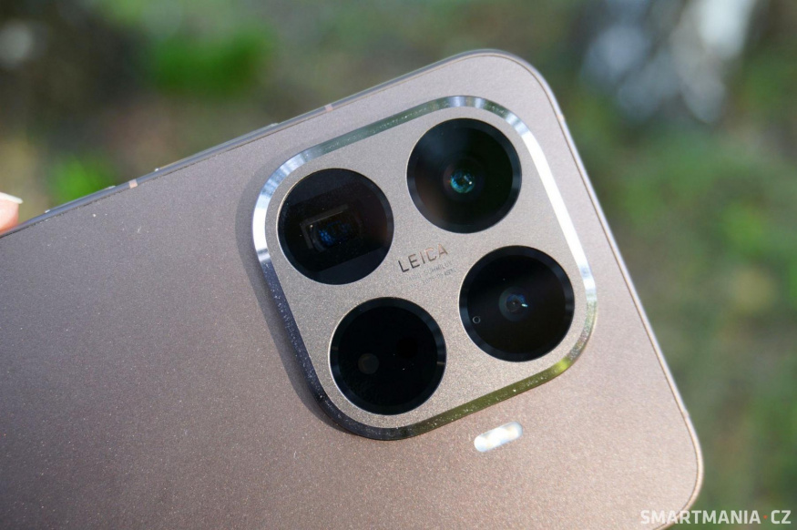 Fotomodul je dominantou zadní strany