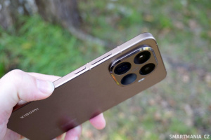 Zadní strana vypadá jak z kovu, ale je ze skleněných vláken, takže bezdrátové nabíjení funguje jak má