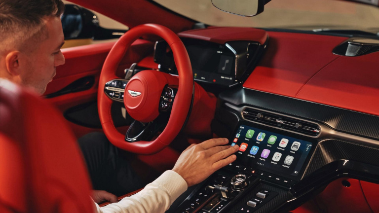 Testování Apple CarPlay Ultra ve voze Aston Martin Vantage Roadster