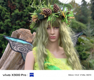 Hlavní fotoaparát – portrét, 50 mm