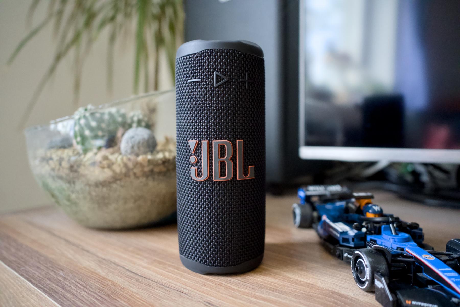 Bezdrátový reproduktor JBL Grip Bezdrátový reproduktor JBL Grip