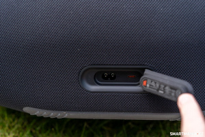 JBL Boombox 4 a konektory na zadní straně