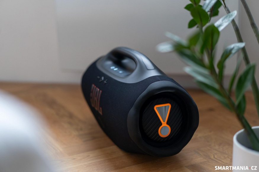 Příjemná vychytávka: při aktivaci Bass Boost se vykřičník na boku reproduktoru rozsvítí