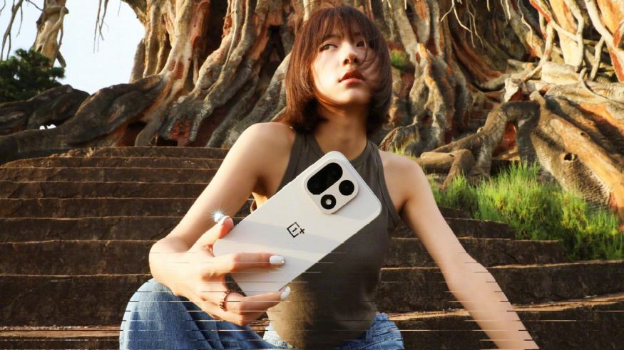 OnePlus 15 už se řadí mezi plnohodnotné vlajkové lodě Žena drží bílý smartphone OnePlus 15