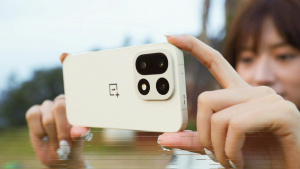 Oneplus 15 v barvě Sage na tiskovém snímku