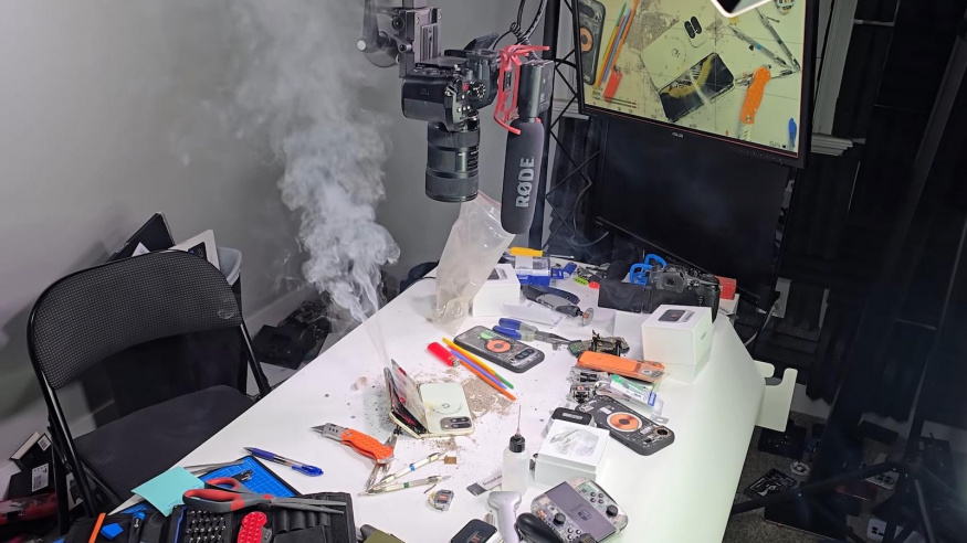 Známému youtuberovi JerryRigEverything se během testování odolnosti vznítila baterie u Pixelu 10 Pro Fold