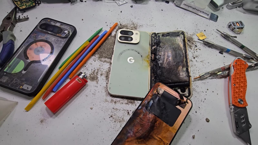 Známému youtuberovi JerryRigEverything se během testování odolnosti vznítila baterie u Pixelu 10 Pro Fold